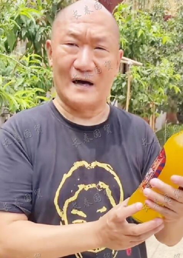 59岁歌手谢东近照曝光,光头发福变化大与昔日判若两人|谢东|光头|近照