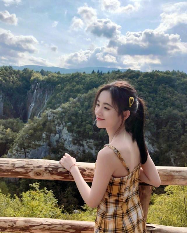 鞠婧祎旅行照美丽瞬间,阳光下的美丽小鞠__财经头条