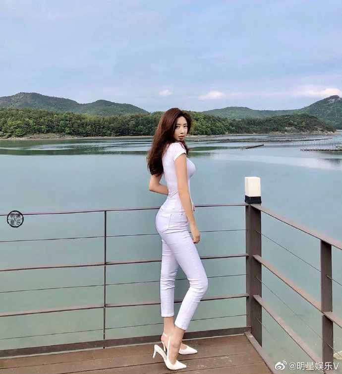 身姿曼妙的女生这完美身材让人好生羡慕