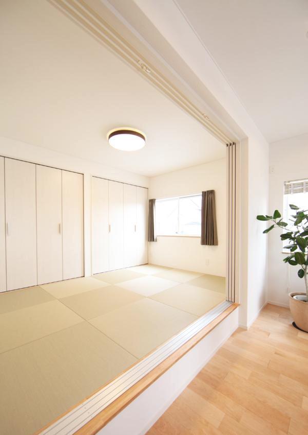 在客厅里打个榻榻米,全家人睡在上面,感觉就跟以前睡大通铺一样