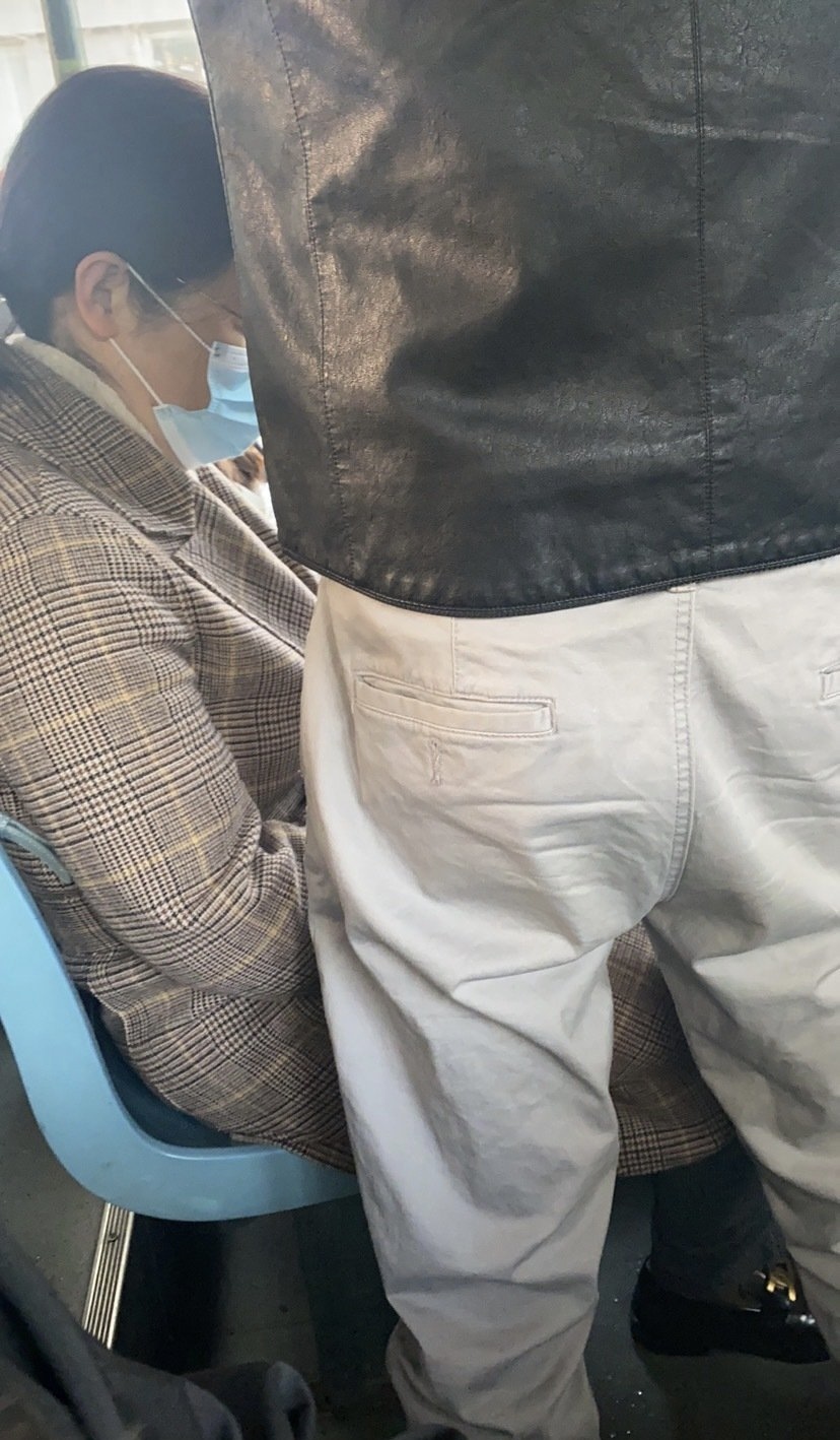 青岛公交偶遇咸猪手网友拍下全过程