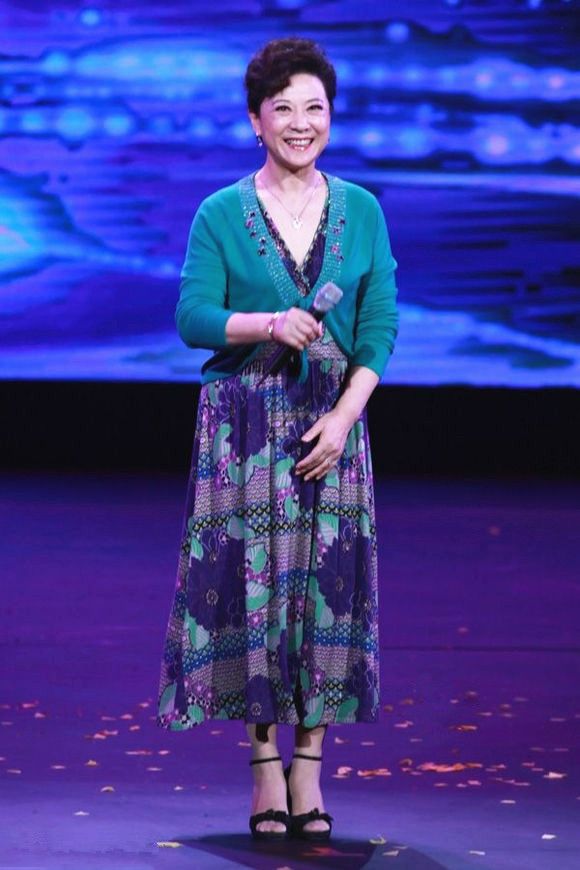 天下第一嫂王馥荔和冯巩同框穿简约服装优雅自然不像72岁