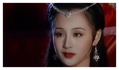 《双凤奇案》中她饰演尤彩凤.