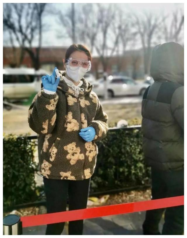 著名影星周海媚顺义排队做核酸检测