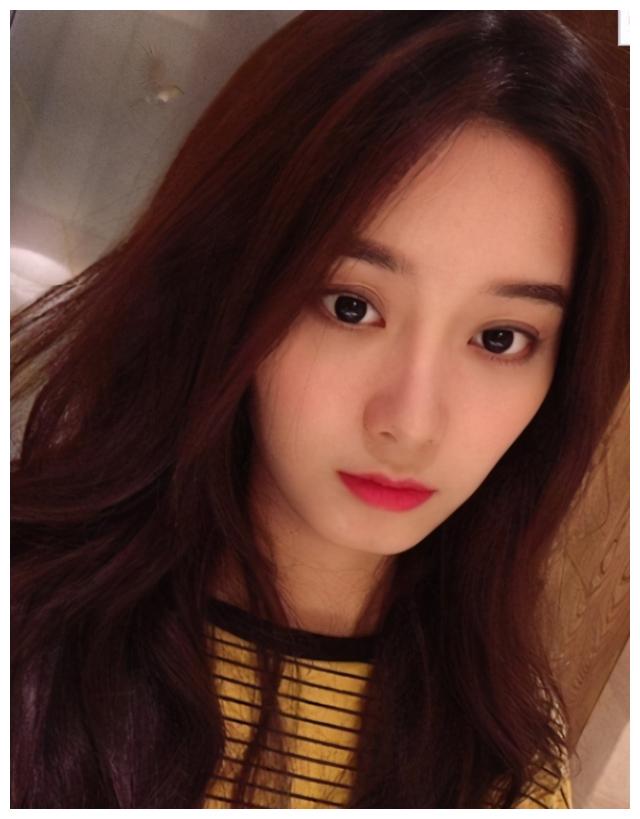 朴晶妍,2015年入社同年公开,2019年退社,进入到sm的子公司现在是一名