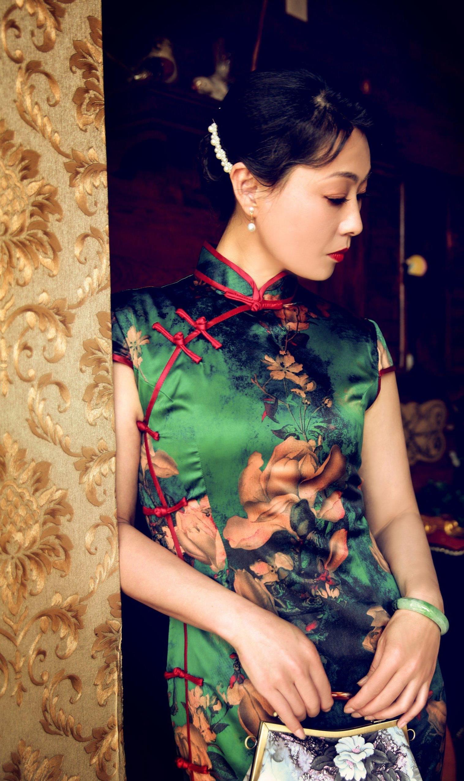 痴心守,执相思红豆,折尽庭前柳