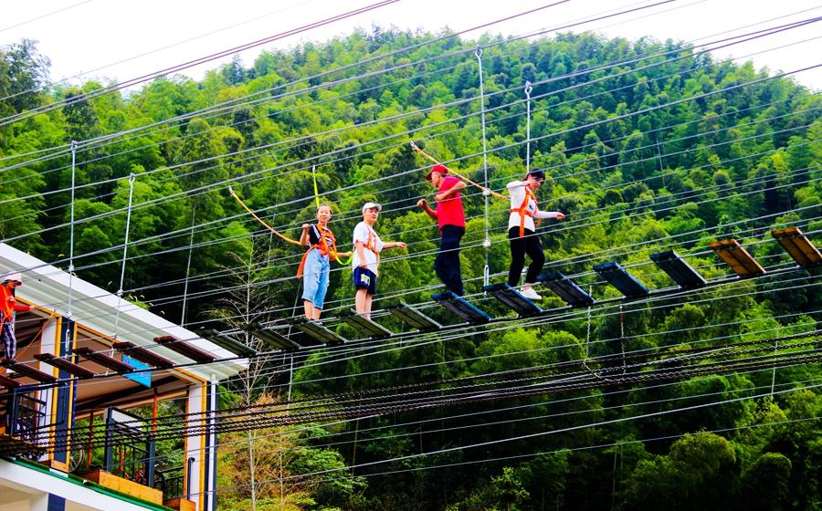 坐落在黄山脚下的杨家寨,是一个综合性的旅游景区,其中的高空项目