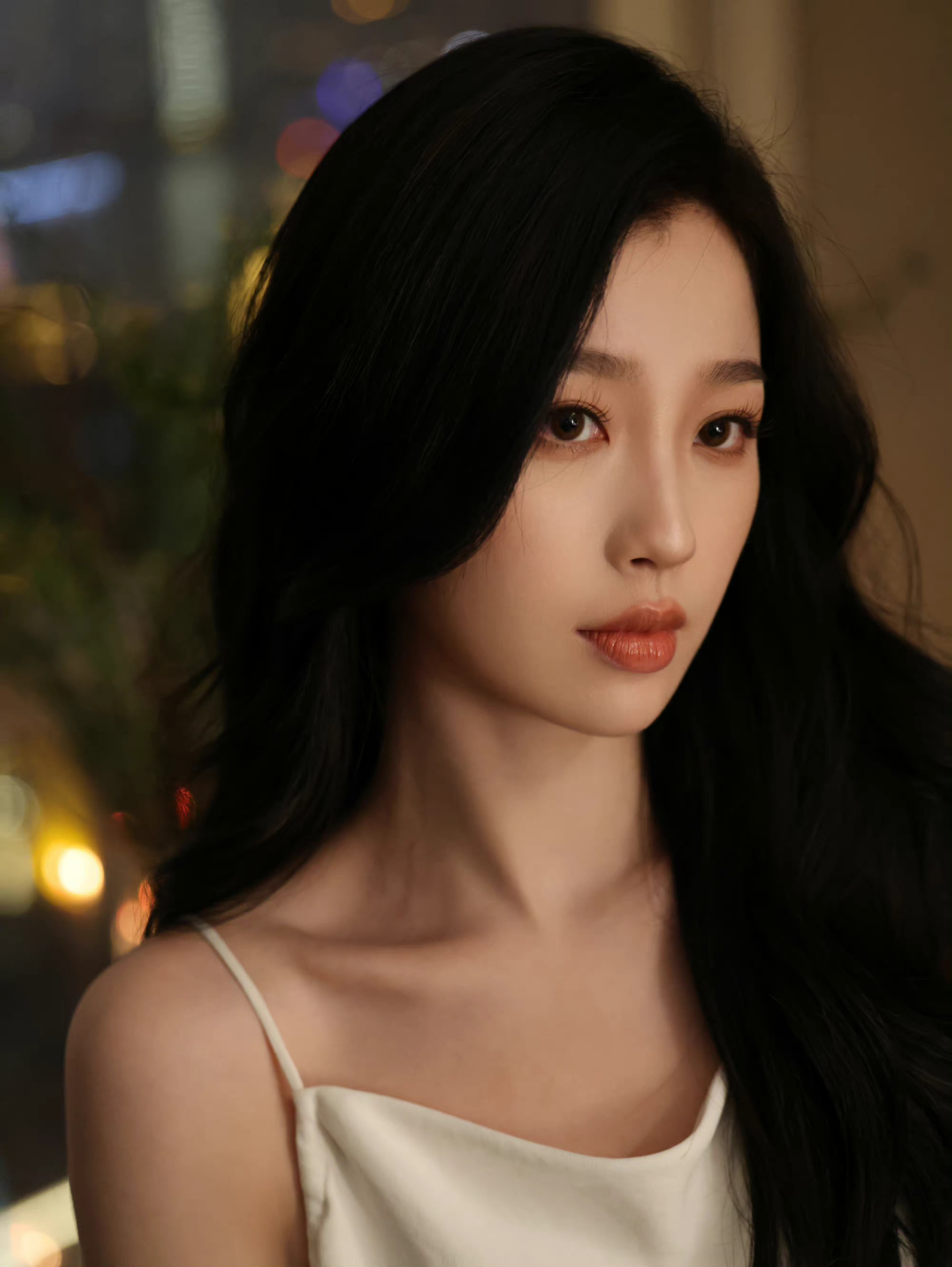 虞书欣白色吊带长裙造型!