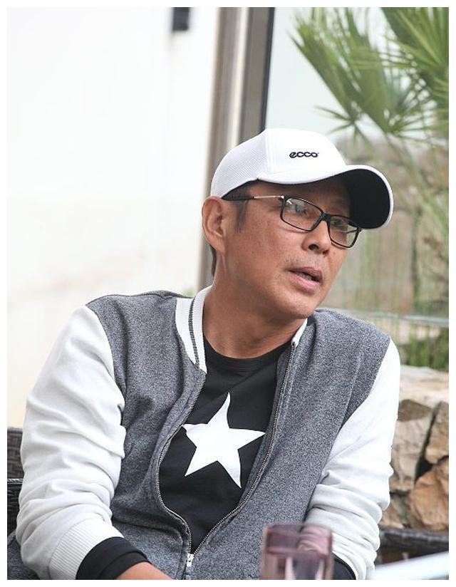 了八路军指导员王金和八个强盗从敌对到普通抗战的故事,由张军钊导演