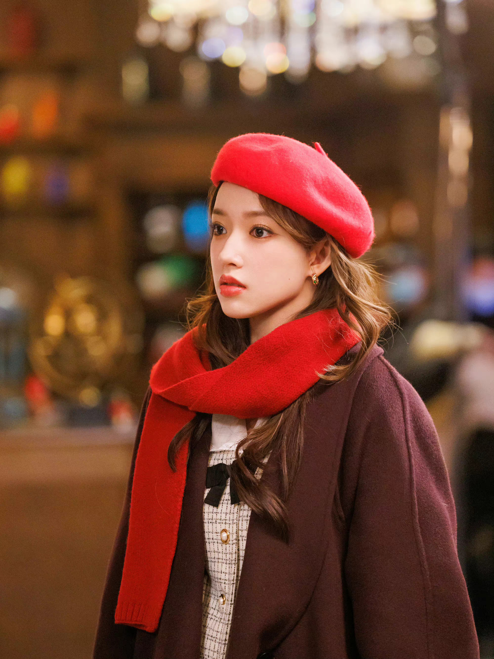 程潇红色贝雷帽造型美丽温柔颜值绝美新年开启美好奇遇