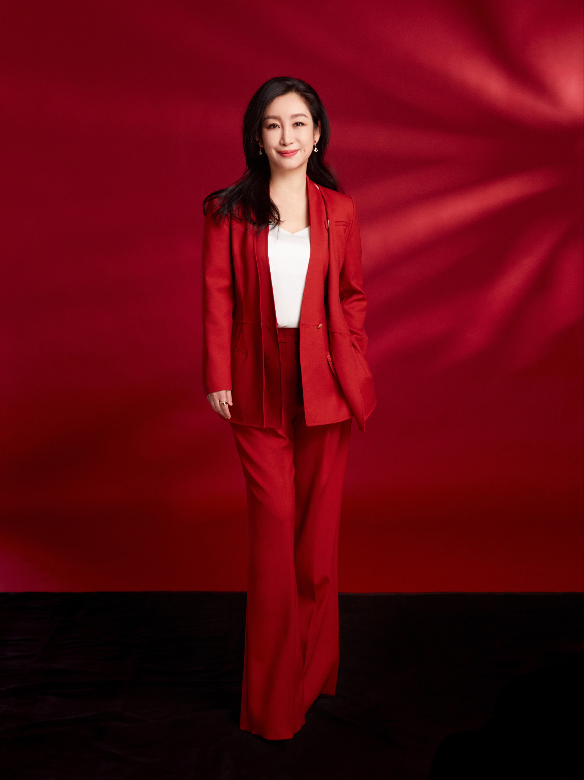 秦海璐最新红西装大片释出,抱着兔团团并佩戴bvlgari宝格丽_高清图集