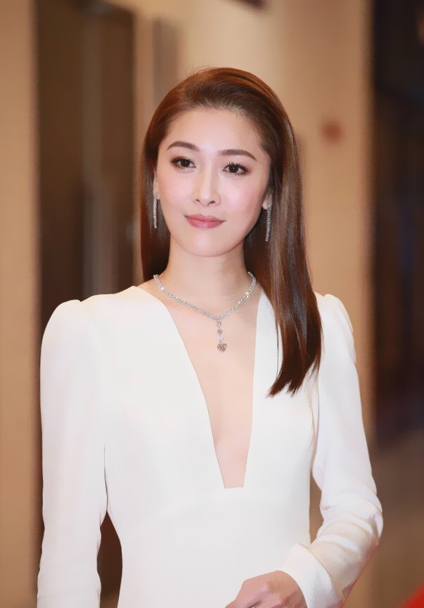 香港新生代女神周丽淇颜值如玉身材姣好复古港风优雅迷人