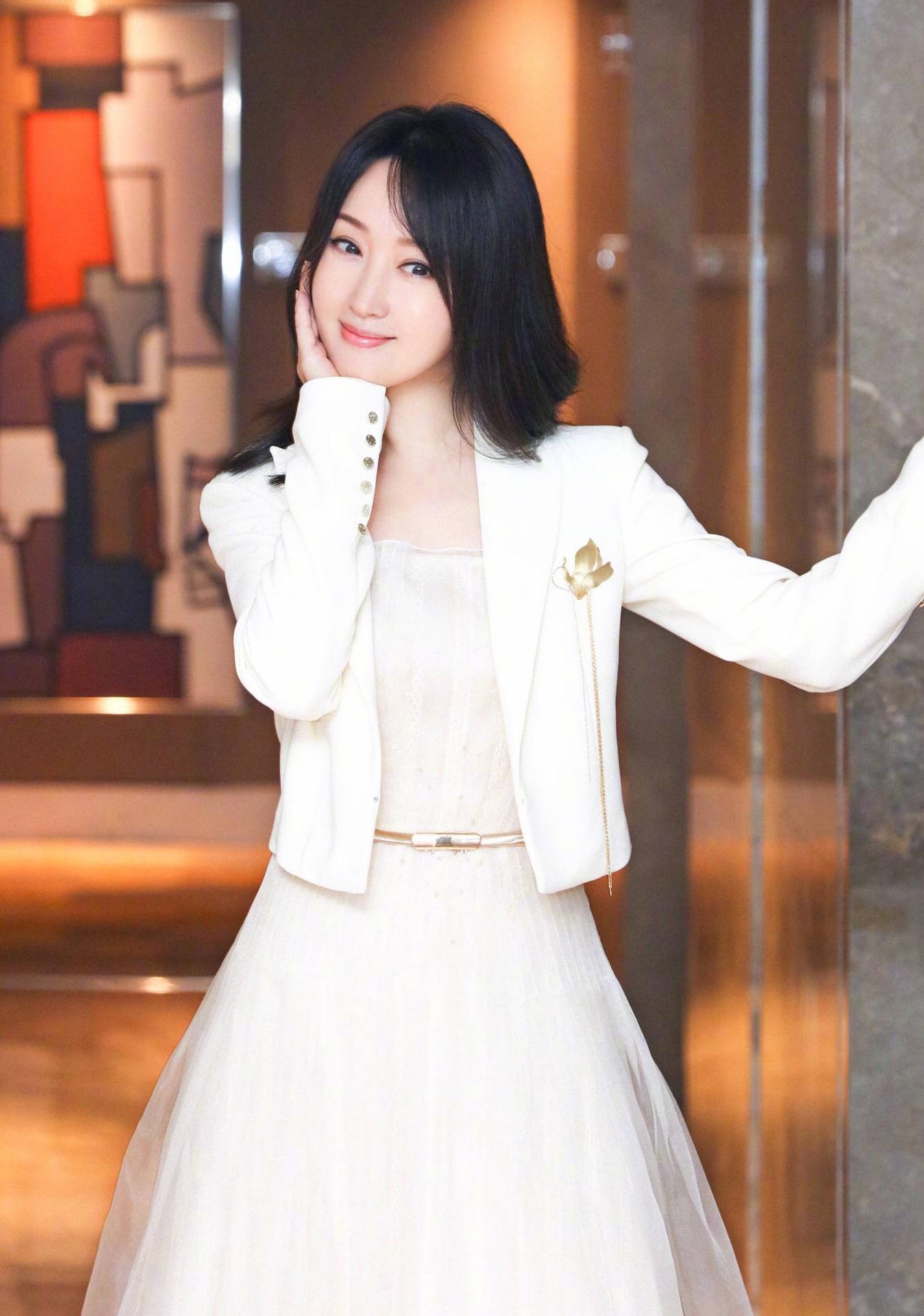 甜歌皇后杨钰莹穿抹胸碎花裙罕见露香肩性感风穿搭别具风情