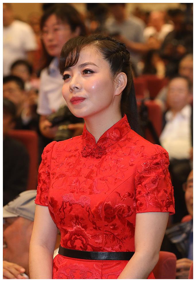 她是国家一级演员,因买不起房回到农村,如今下地放牛成日常