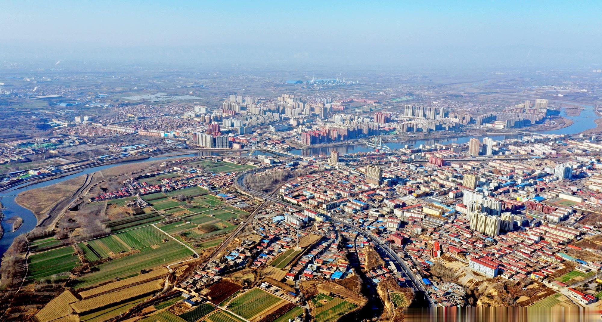 山西襄汾冬日景色美如画高楼公路铁路河流相映迷人