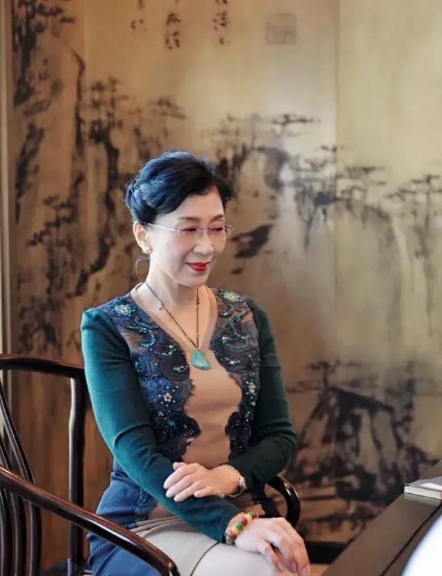 阿姨美丽时尚气质优雅知性