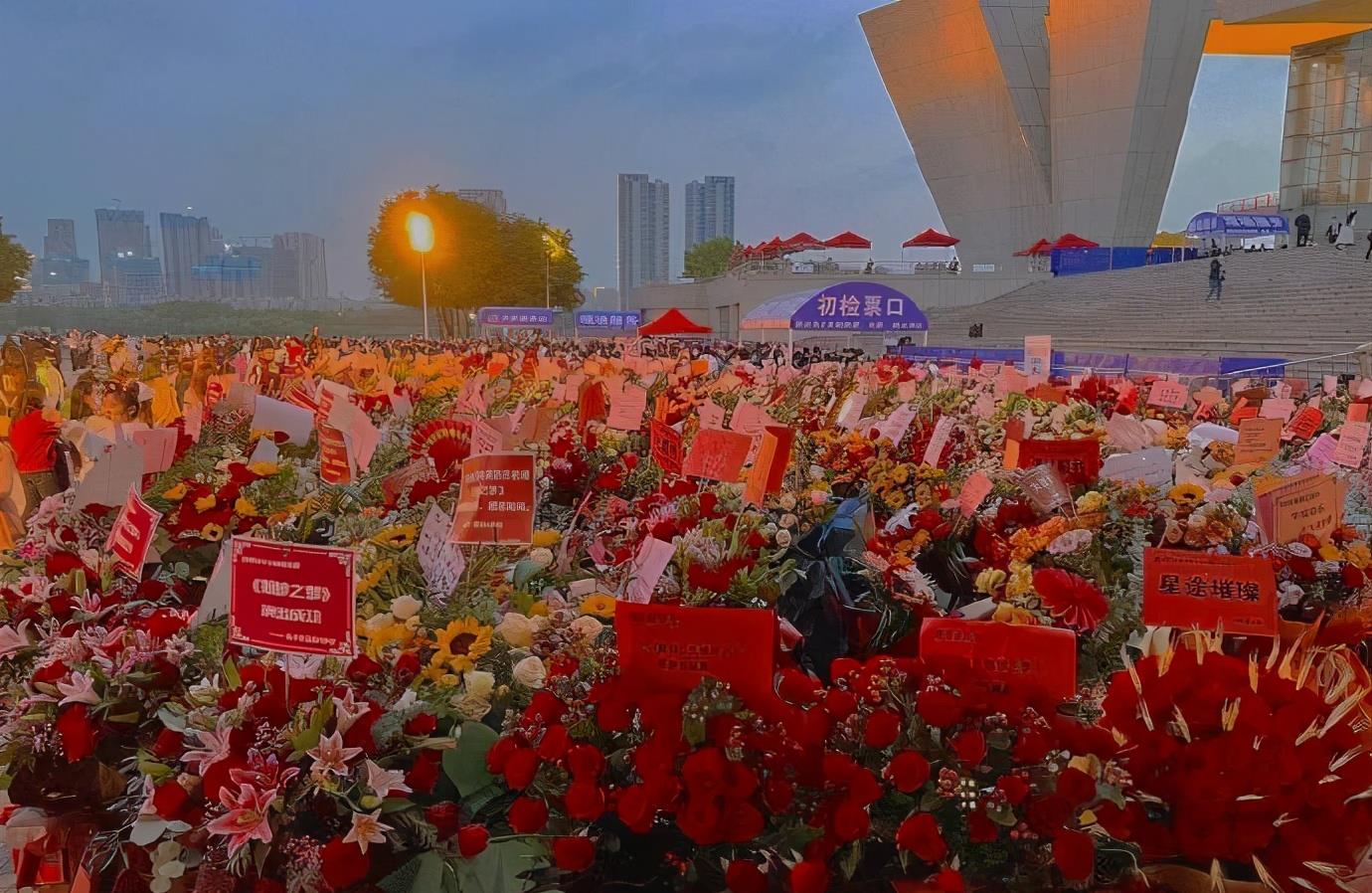 双向奔赴肖战深夜发玫瑰花安慰粉丝剧场外洗广场粉丝大哭