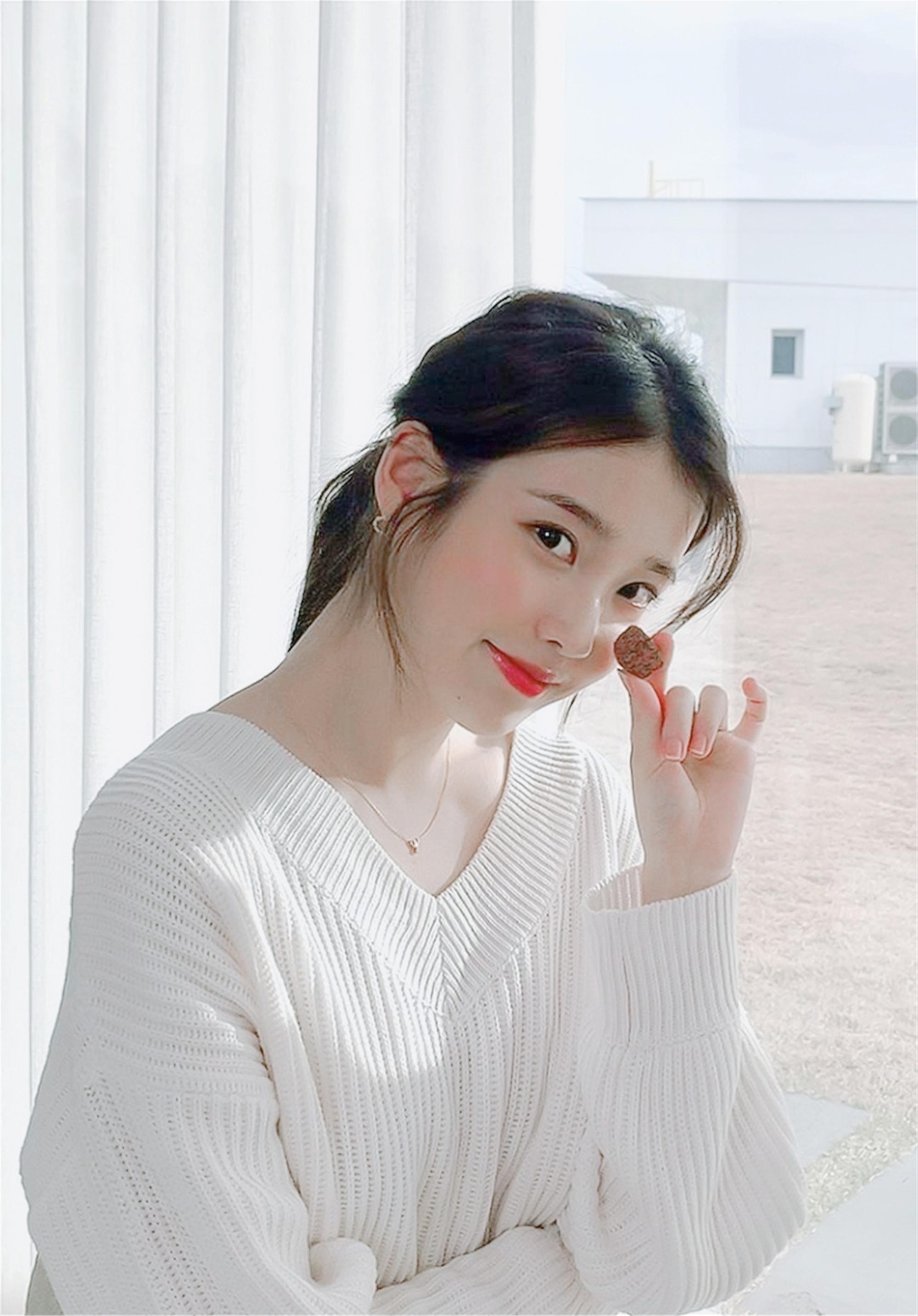 iu李知恩白色情人节晒照一身白色毛衣穿搭十分应景清新又可人