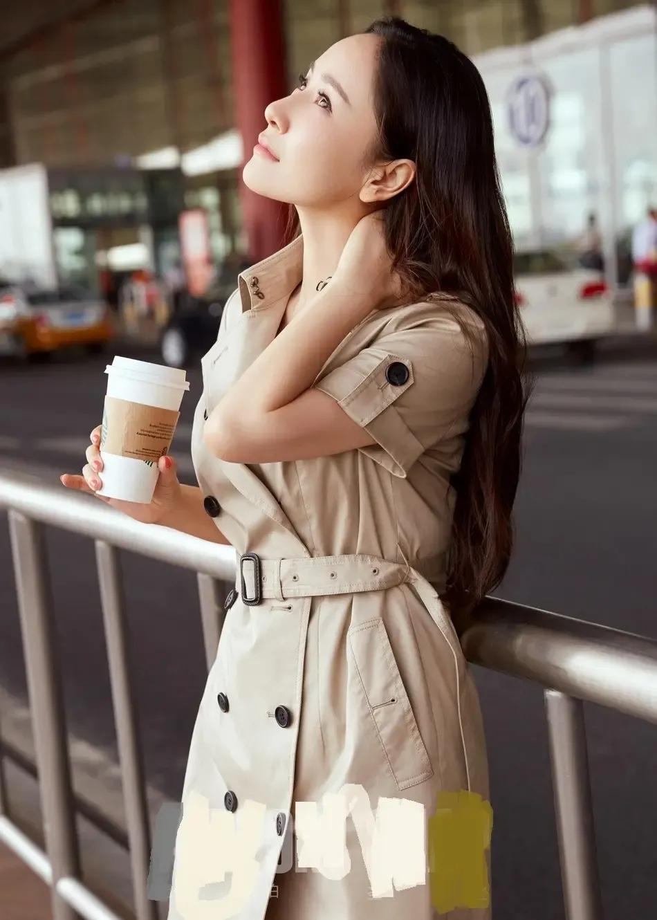 孙宁咖色风衣写真照