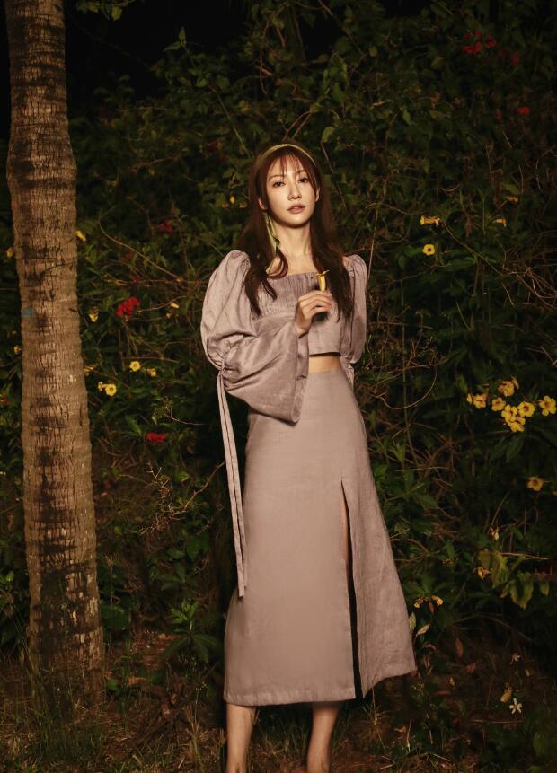 余玥海边夜色写真来啦!温柔妩媚的气质__财经头条