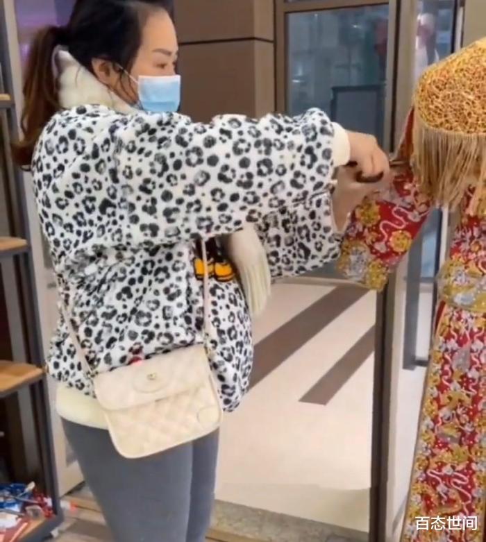 重庆一女子与婚纱店起争执怒剪十余件昂贵婚纱，店员拍下任性画面休闲区蓝鸢梦想 - Www.slyday.coM