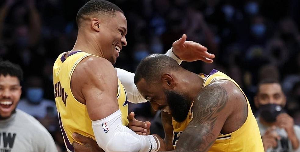 NBA战报詹姆斯末节爆发独得15分带队锁定胜局赛季新高表现引热议