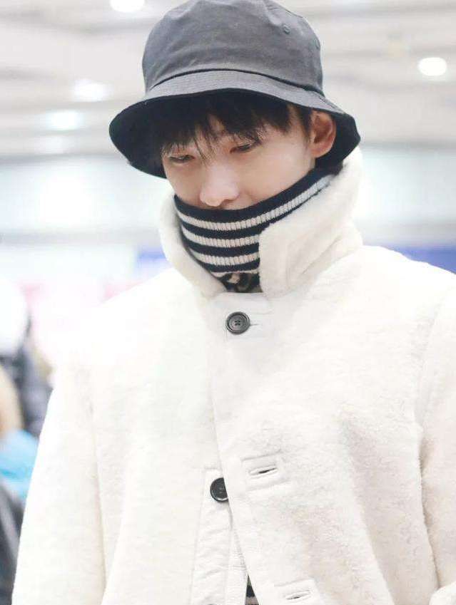 杨洋戴着渔夫帽,发型虽然会变,但渔夫帽永不缺席_高清图集_新浪网