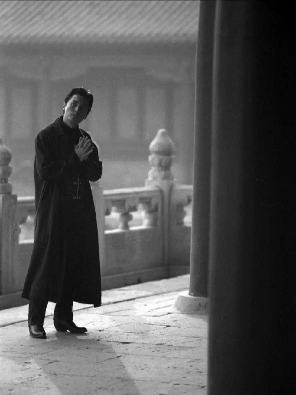 尊龙不愧是"亚洲第一美男",长款黑色大衣加身,尽显贵族气质