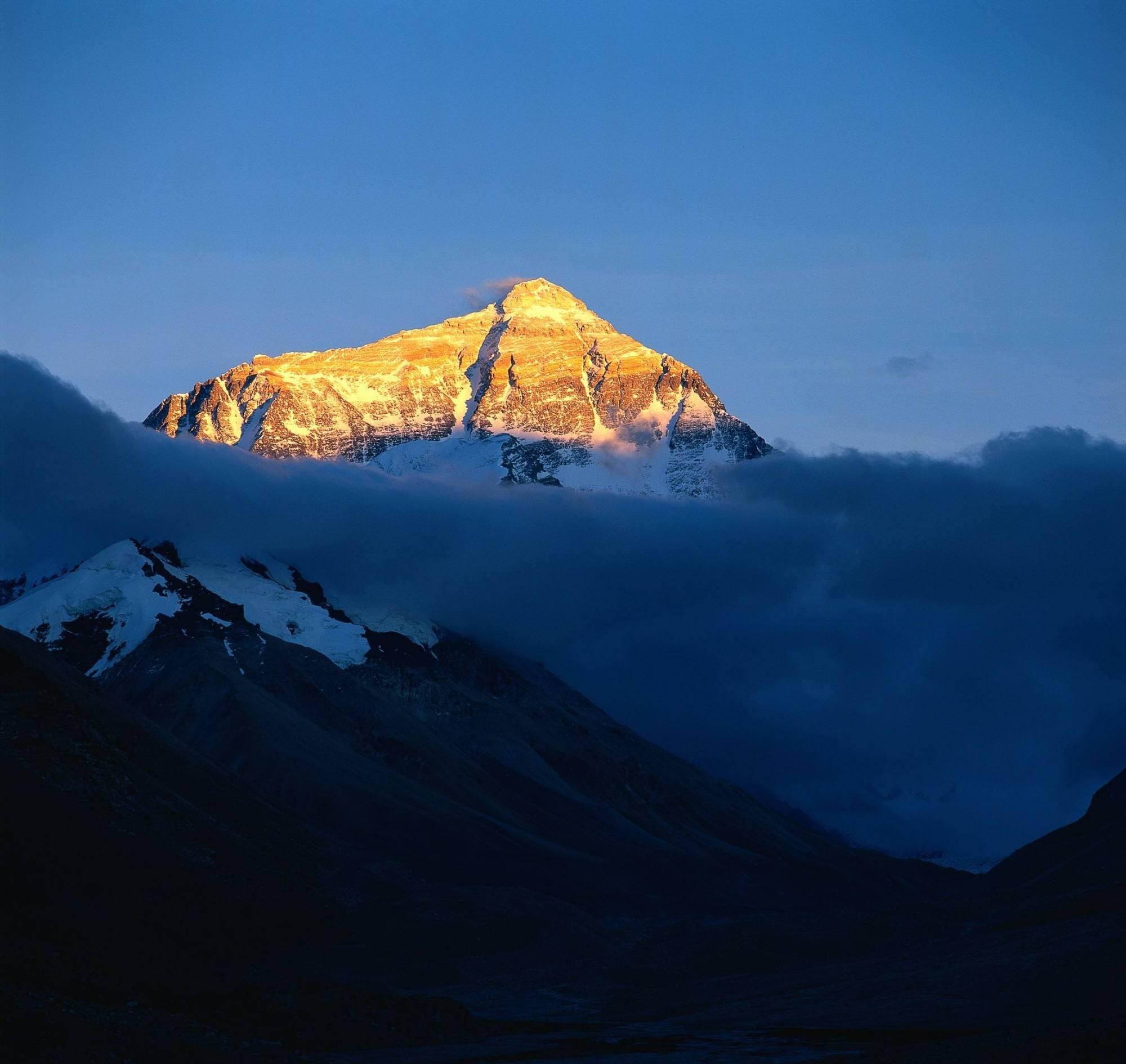 一半在中国另一半在尼泊尔的珠穆朗玛峰为是何属于中国的呢