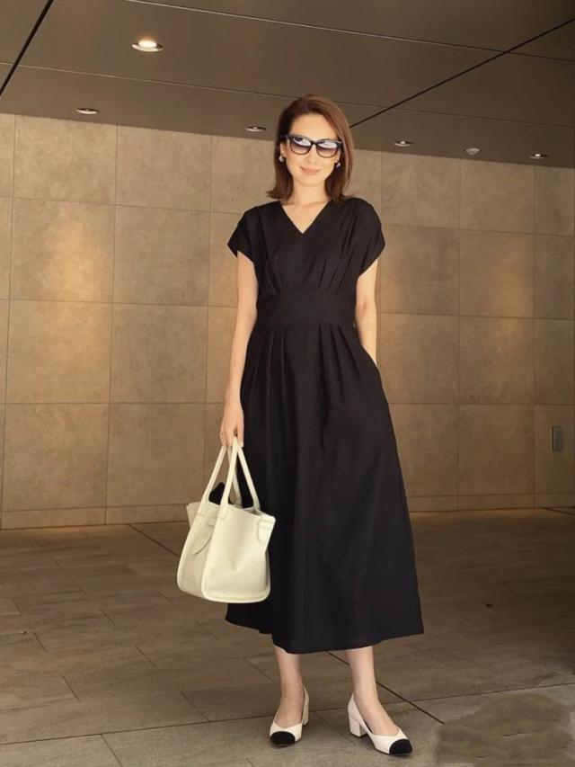 这才是五十岁女人该有的装扮这位日本博主的优雅穿搭超有气质