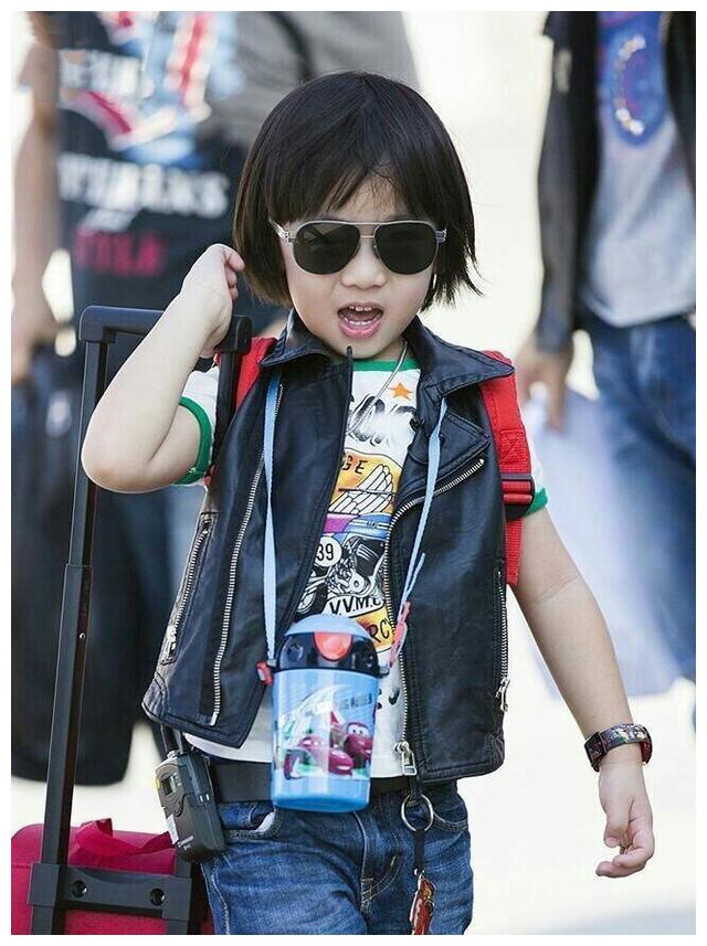 七年后kimi罕见亮相眼睛不如儿时精致身高远超爸爸肩膀