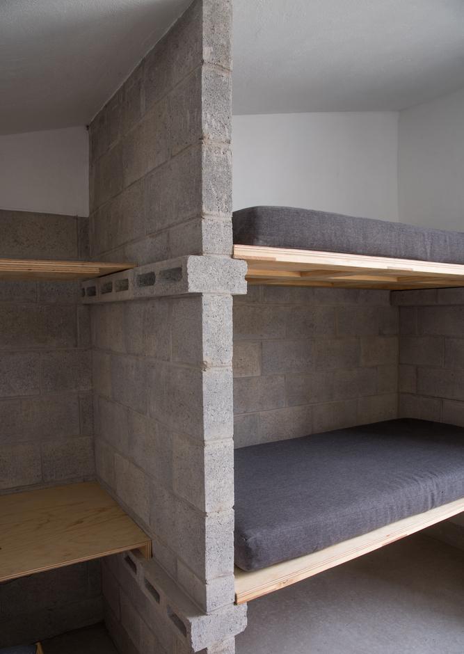 小伙子用水泥砖砌床,仅5公分卡槽,直接放床板不怕掉下来?