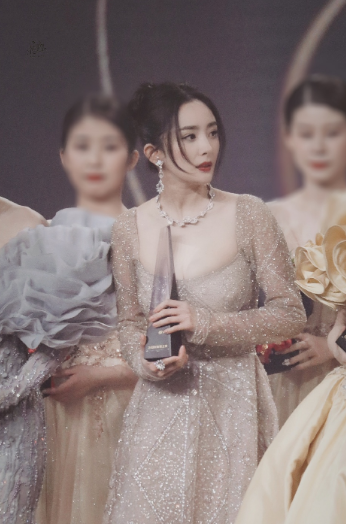 杨幂身披丝巾,展露优美身材.__财经头条