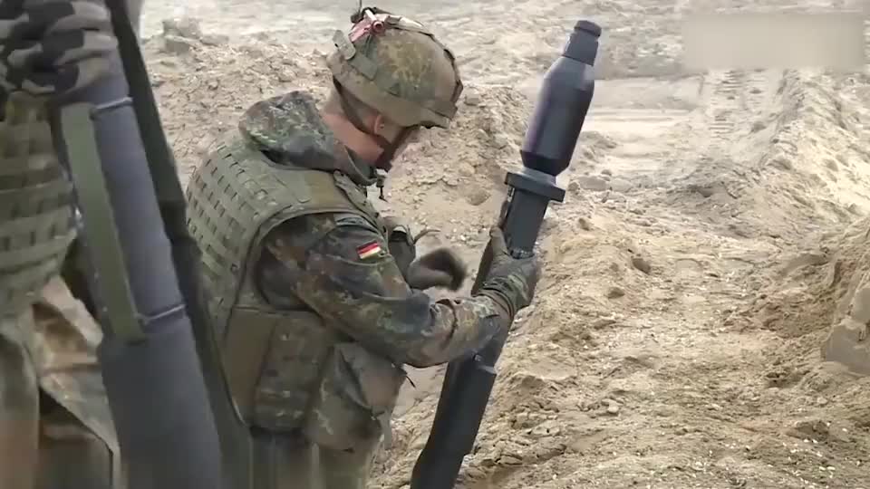 感受下爆炸画面!实拍"铁拳"3反坦克火箭筒发射!