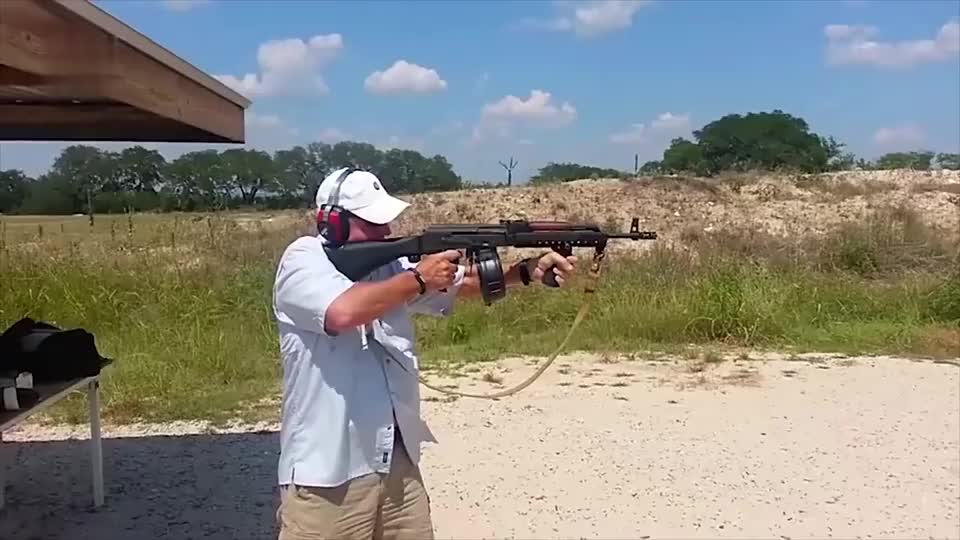 配备大容量弹鼓射击的俄罗斯ak101步枪,这样真的能瞄准