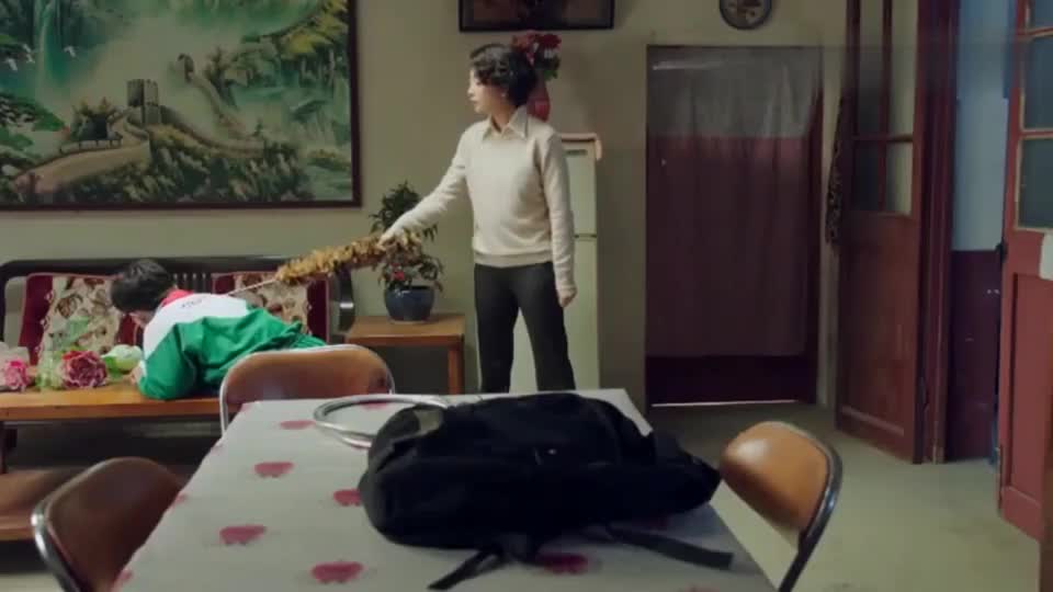 骆玉珠拿鸡毛掸子教训儿子,陈江河得知原因后,瞬间高兴了!
