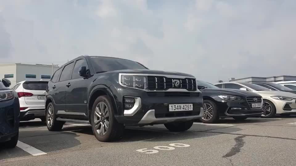 海外实拍2021款起亚霸锐,看到外观内饰,我忘记了丰田普拉多