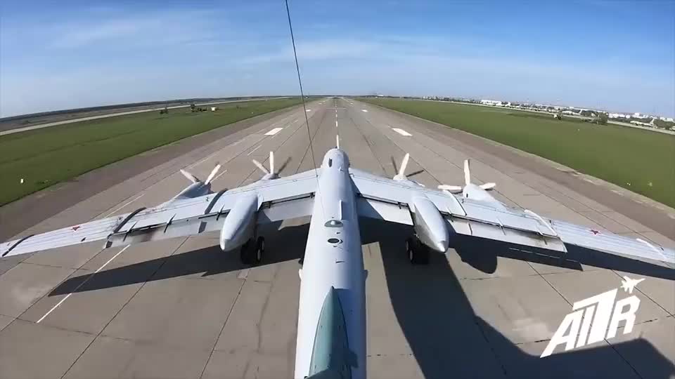 俯瞰图-95ms轰炸机起飞画面