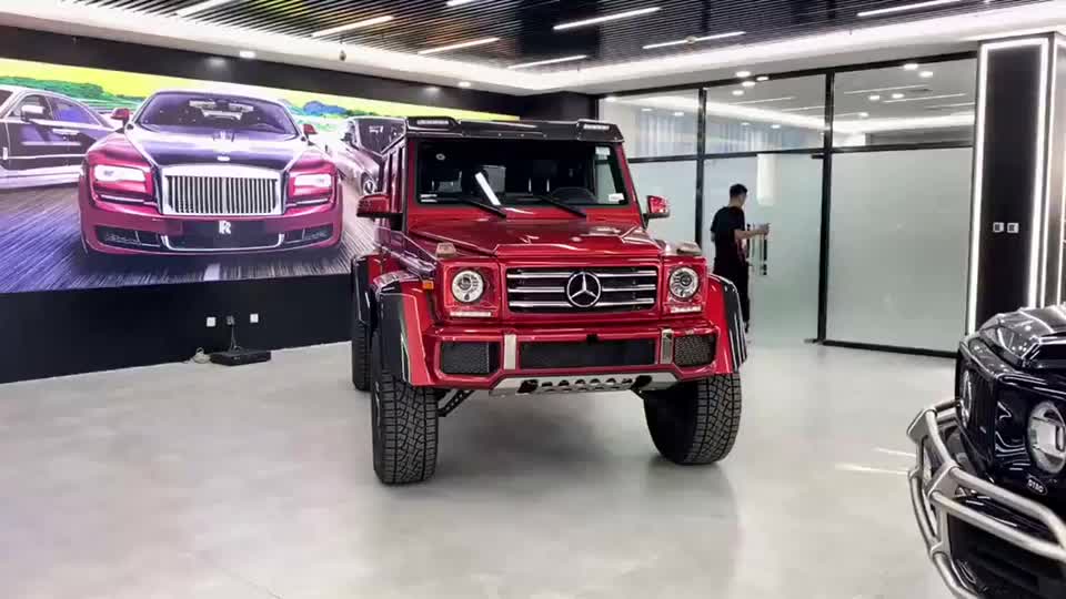 奔驰大g 4x4版本,加高了尺寸之后,看起来更硬派了!
