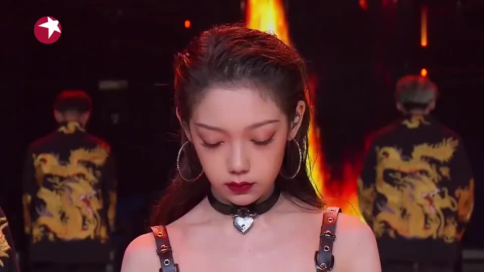 我们的歌:希林娜依高演绎《龙的传人》超燃,豹纹裙造型好飒!