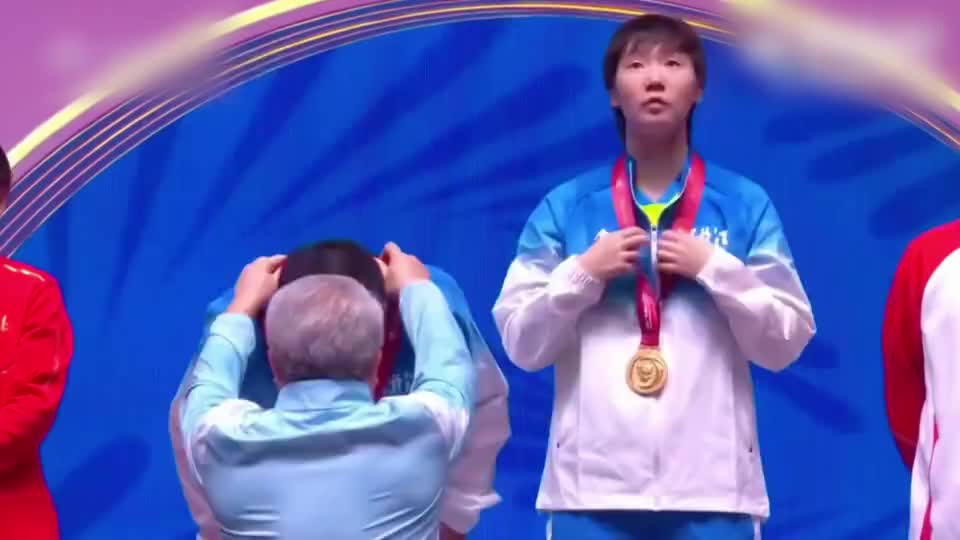 王曼昱比肩邓亚萍张怡宁