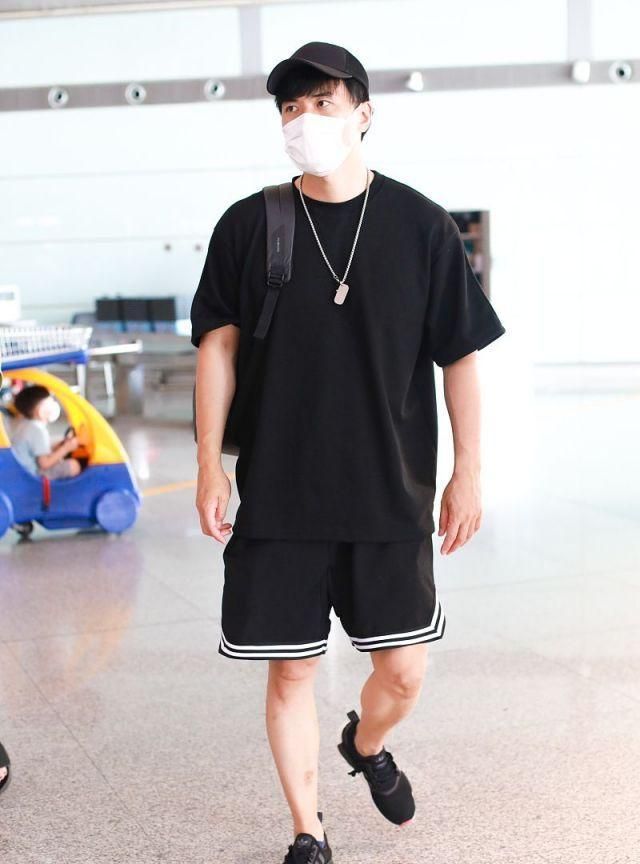 何洁前夫赫子铭穿短t热裤亮相北京机场,身材高大造型简约又帅气_高清