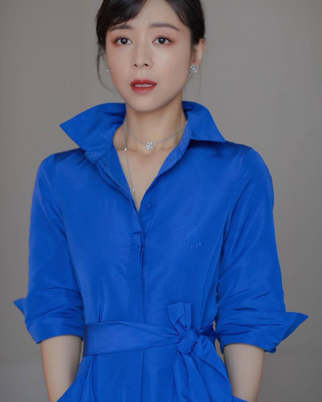 简约又高级的时尚礼服学张静初穿纯色调不需要装饰也可以很高级