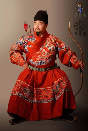 质孙服原为军服(戎服),便于骑射,后转为元朝内廷大宴时的官服,勋戚