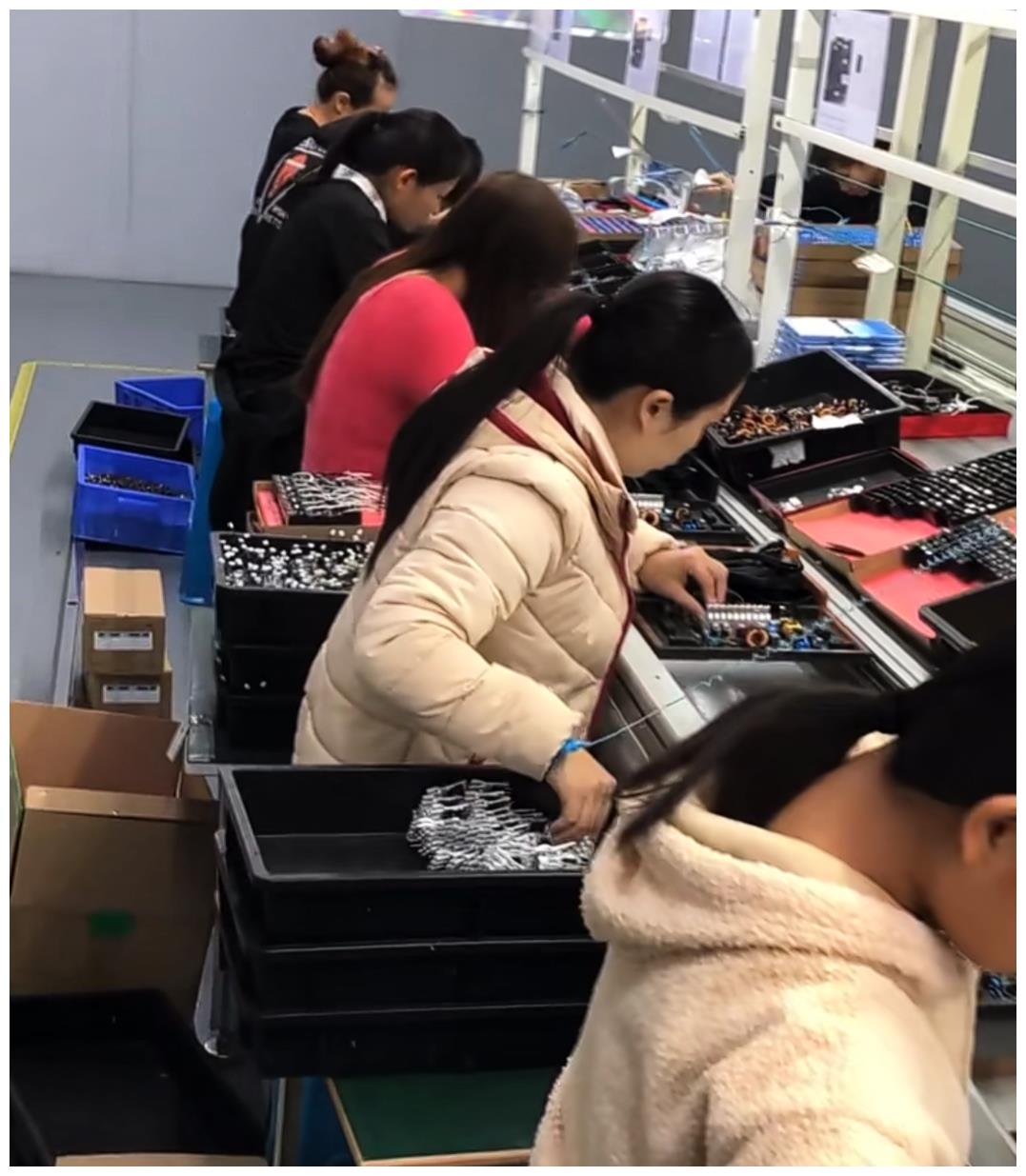 网友:他上夜班的时候,他谈的那个女孩却上白班,他上夜班的时候,那个