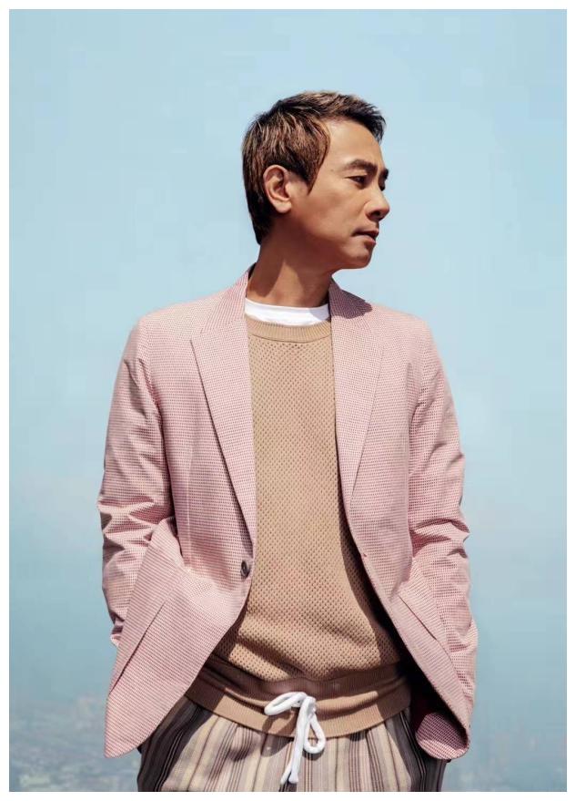 53岁陈小春魅力依旧留起胡子沉稳帅气舞台造型搞怪张扬