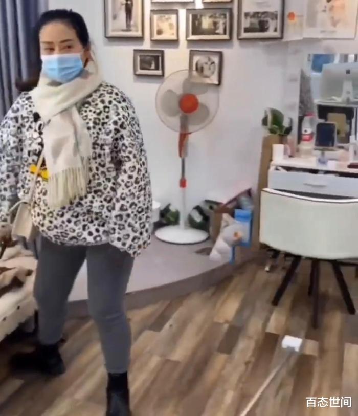 重庆一女子与婚纱店起争执怒剪十余件昂贵婚纱，店员拍下任性画面休闲区蓝鸢梦想 - Www.slyday.coM