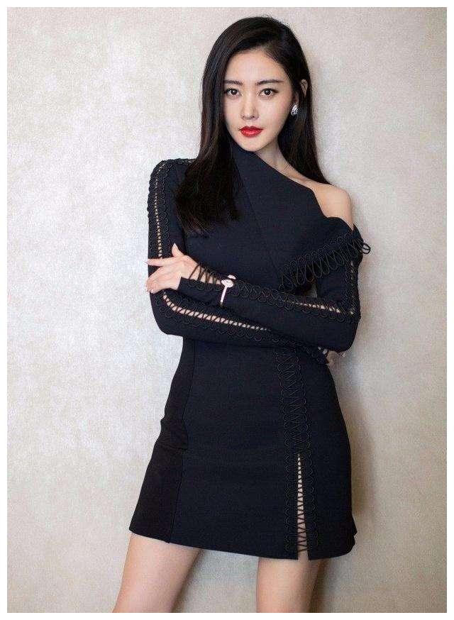 《唐人街探案3》,在片中饰演侦探小分队的成员陆菁菁,是宇宙少女成员