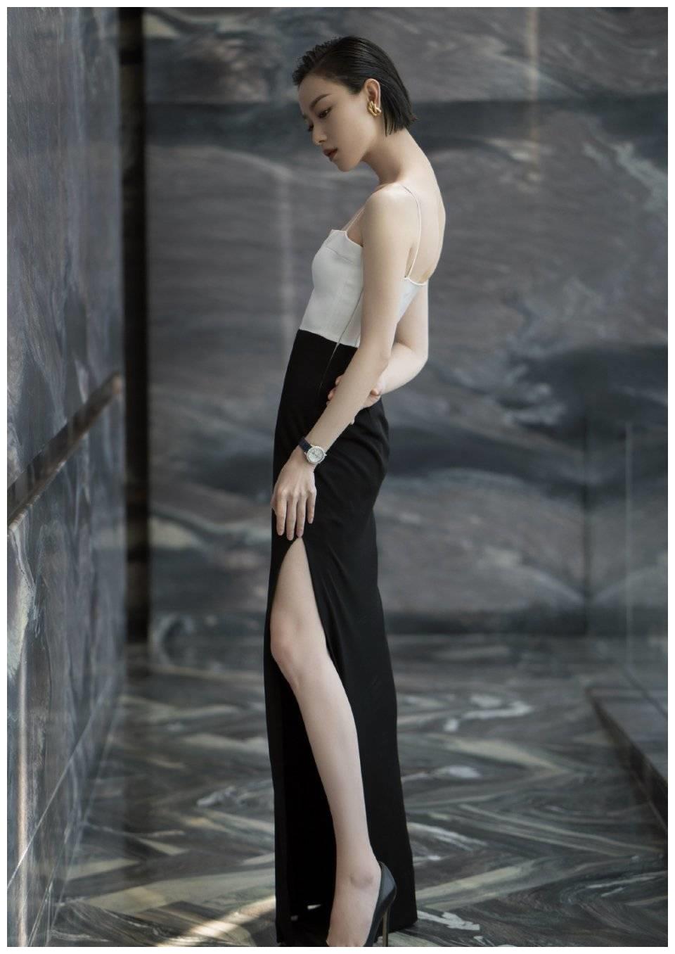 倪妮穿黑白开叉裙现身,秀流畅直角肩绝美蝴蝶背,气质干净利落