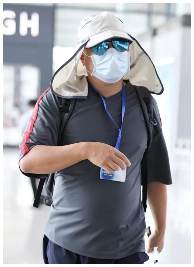 5月4日,徐峥低调现身机场,他身穿灰色短袖和休闲长裤,搭配简单自然.